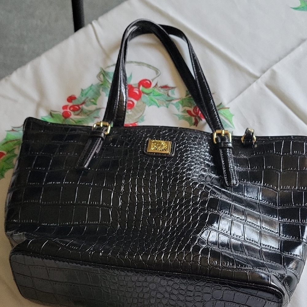 Elegant Black Crocodile-Embossed Women's Bag